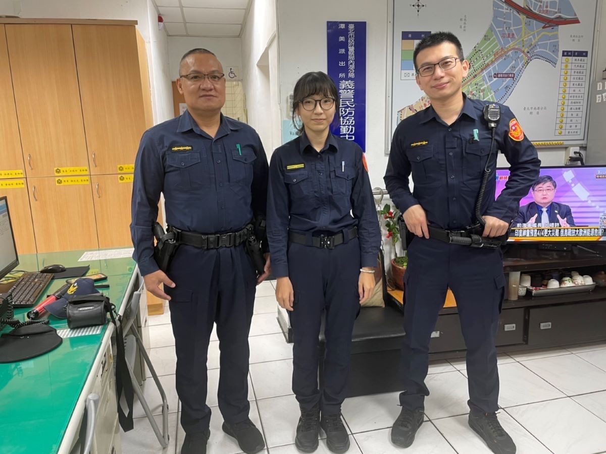 圖片說明:偷電纜線載滿車,潭美派出所警員余志強(左)、所長孫吉筠(中)、警員黃育居(右)警巡邏盤查抓包(記者宋紹誠翻攝)