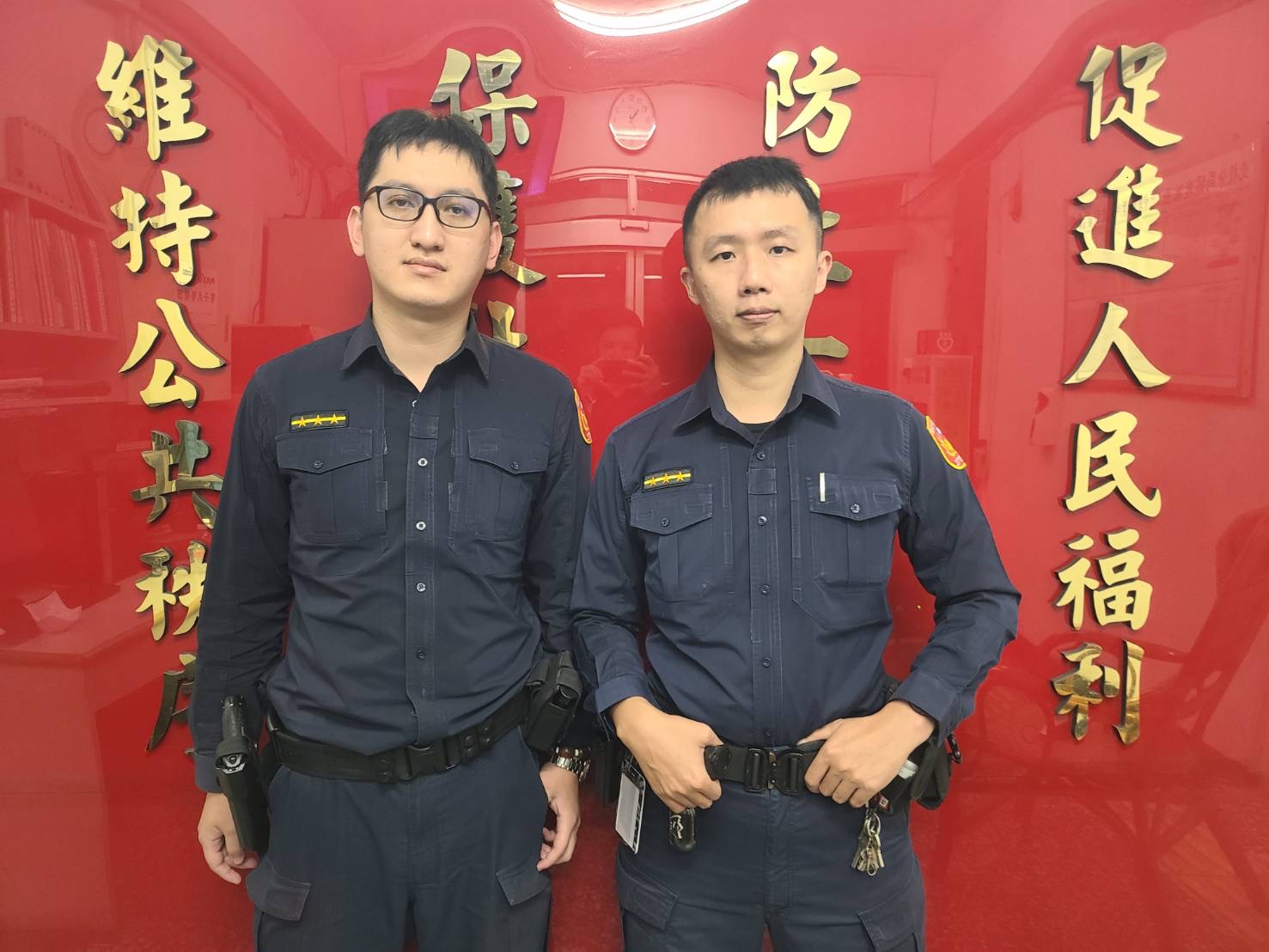 圖片說明:關渡所員警曾柏諺、林泰宇協助大雨中顧路的民眾推車下橋。(記者馬治薇翻攝)