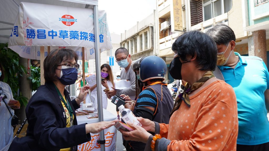 勝昌製藥首次參加大甲媽祖遶境活動，與民眾結緣共享漢方保健