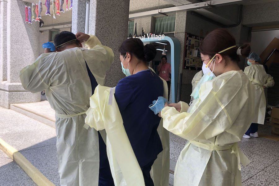 臨時增加採檢對象，醫護休息片刻後再次整裝上陣。