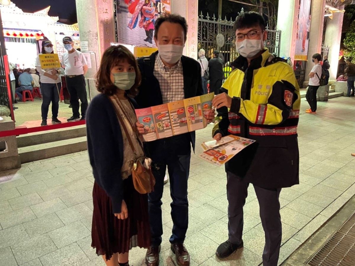 員警至保安宮向共同參與活動的民眾宣導交通安全