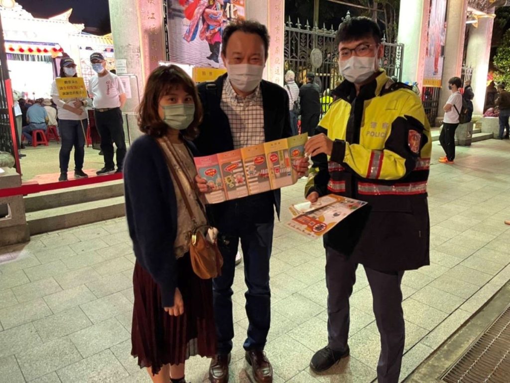 員警至保安宮向共同參與活動的民眾宣導交通安全