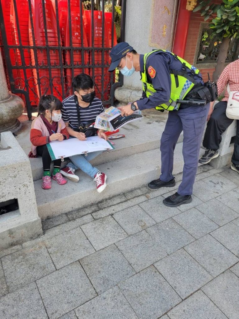 大同員警至保安宮向共同參與活動的民眾宣導交通安全
