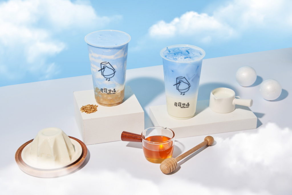 發發推出全新「飄飄藍系列」,以具有療癒力量的藍色打造「浪花朵朵蜜糖優格」、「晴空朵朵鮮奶茶」兩款飲品