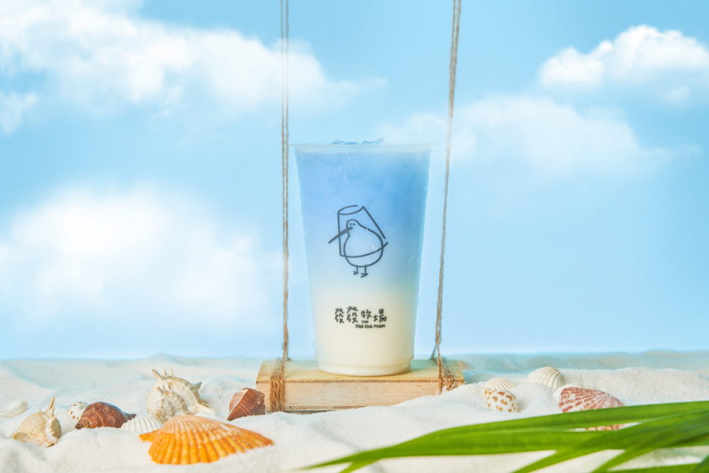 「晴空朵朵鮮奶茶」以熱銷茶王翡翠高山青茶加入台農崙背鮮乳,清爽甘甜的茶香尾韻搭配厚實濃郁鮮奶,以及自製手工「鮮奶Q凍」,雙倍奶香衝擊味蕾
