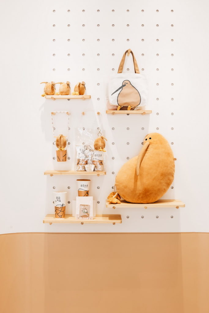 店內更有發發週邊商品展示牆,呆萌可愛奇異鳥療癒你的生活大小事