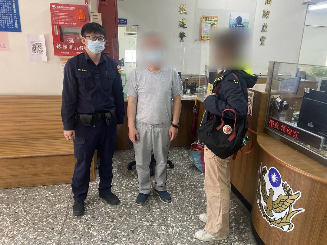 ▲員警從護照確認李姓老翁身分，並聯絡到家屬至派出所帶回老翁   (圖/台中市警察局 提供)