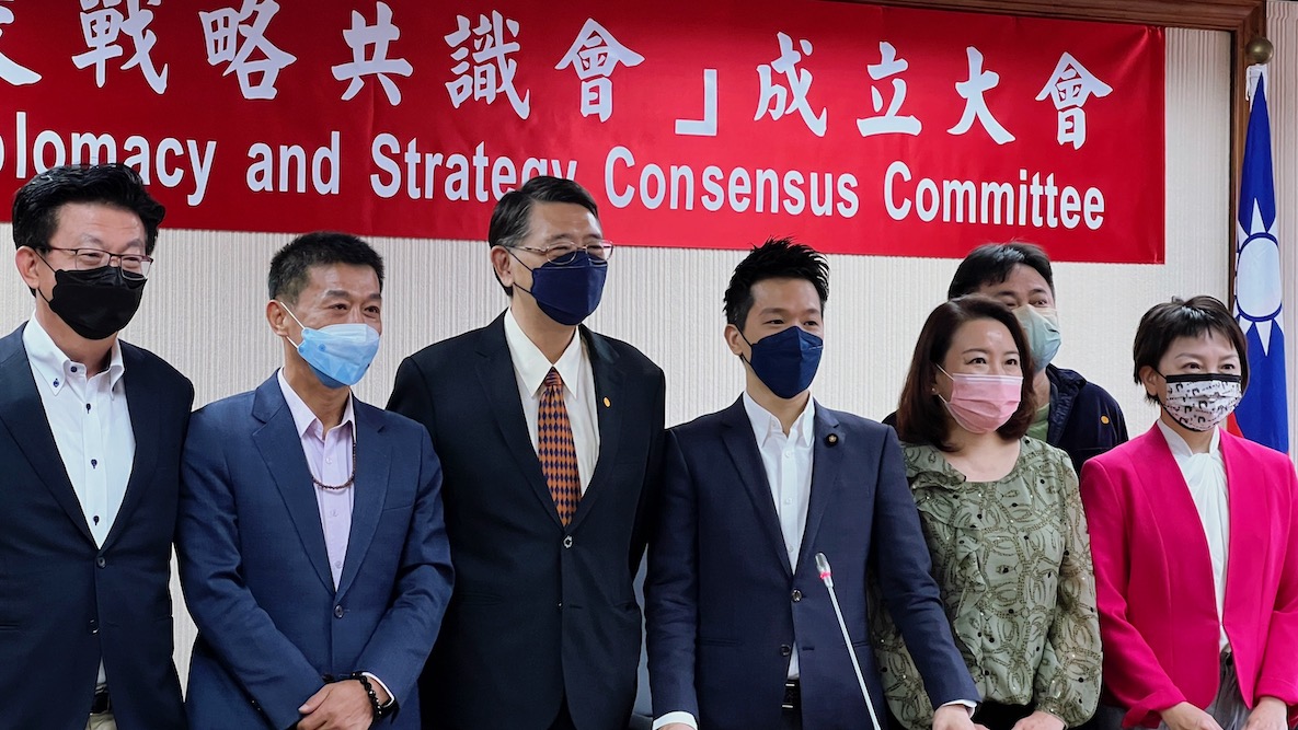 綠委組國會外交共識會喊台灣人就是台灣人 邀江啟臣擔任副會長 89 民進黨立委何志偉4月12日召開跨黨派「國會外交戰略共識會」成立大會,邀請民進黨立委羅美玲、許智傑、郭國文、洪申翰、范雲和立法院秘書長林志嘉與會。