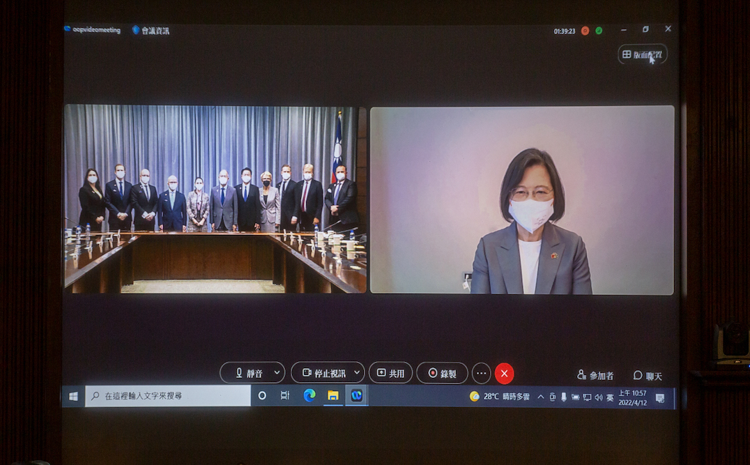 總統蔡英文4月12日上午以視訊方式接見「台灣-瑞典國會議員協會暨歐洲議會議員聯合訪團」，強調台灣和瑞典、歐盟應深化合作交流。