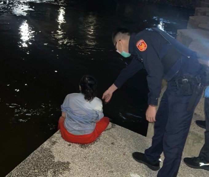 平鎮警分局員警新光路二段的老街溪河岸公園發現婦人...。圖:讀者提供