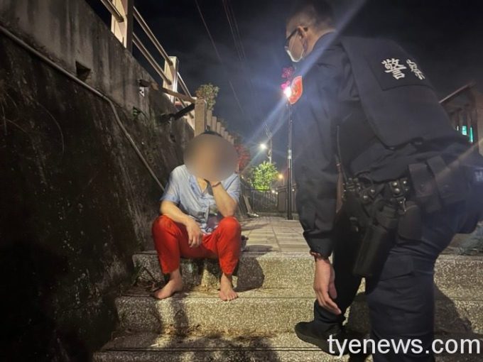 平鎮警分局員警正苦口婆心的勸慰婦人...。圖:讀者提供 平鎮警分局員警正苦口婆心的勸慰婦人...。圖:讀者提供
