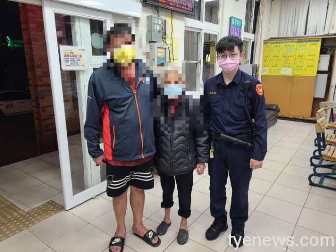 老婦的兒子到大林派出所將母親接返家。圖:讀者提供 老婦的兒子到大林派出所將母親接返家。圖:讀者提供