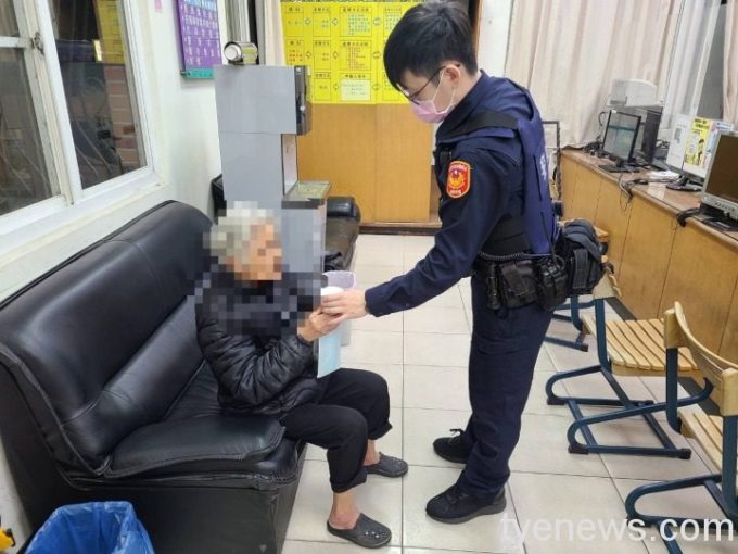 龜山警分局大林派出所警員送上熱茶給老婦。圖:讀者提供 龜山警分局大林派出所警員送上熱茶給老婦。圖:讀者提供