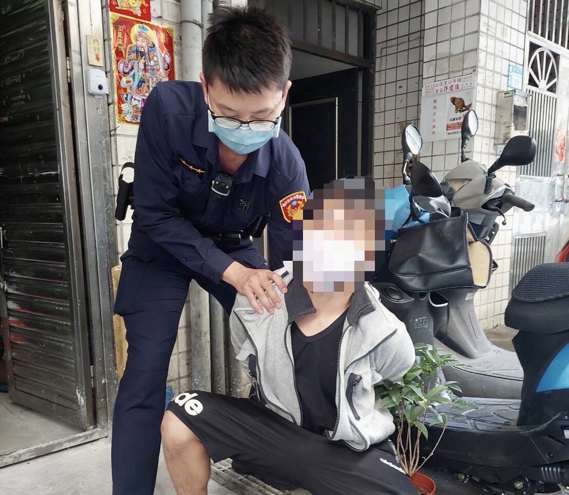 圖片說明:警方至嫌犯住所準備緝拿到案,犯嫌還企圖混淆視聽、聲東擊西。(記者馬治薇翻攝)