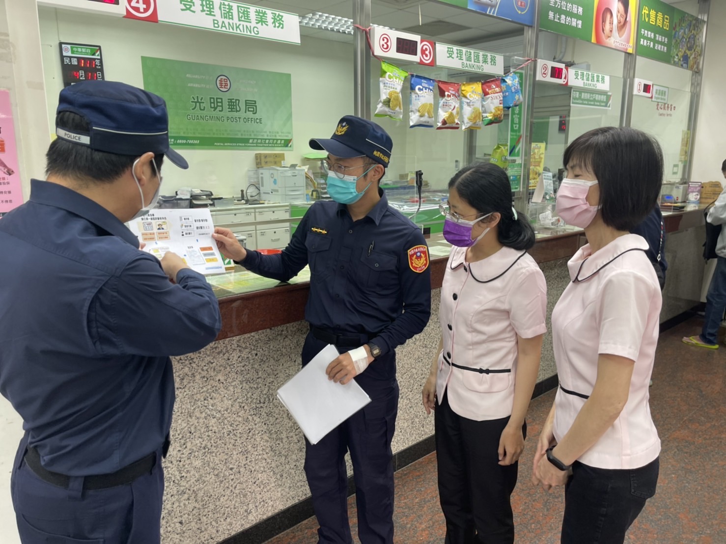 圖片說明:南竹所副所長葉建龍上午前往蘆竹區各金融機構,進行「關懷提問宣導」。(記者宋紹誠翻攝)