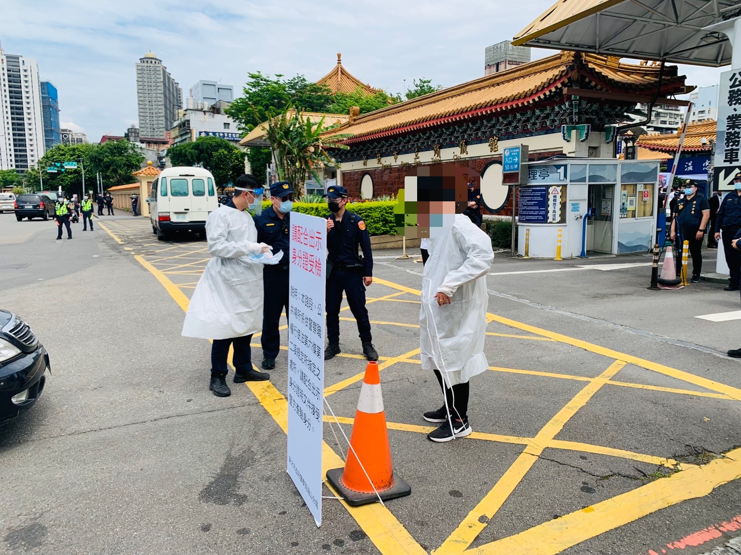 圖片說明:海山分局意外查獲居家檢疫隔離對象,除了保持距離,也立即提供防護衣以帶返回派出所。(記者林鈞澤翻攝)