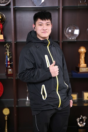 醒吾高中夜間部商用資訊科劉君宇同學,協助負擔家中生計,他表示感謝獎學金的協助,正準備四技二專統測,往大學之路邁進