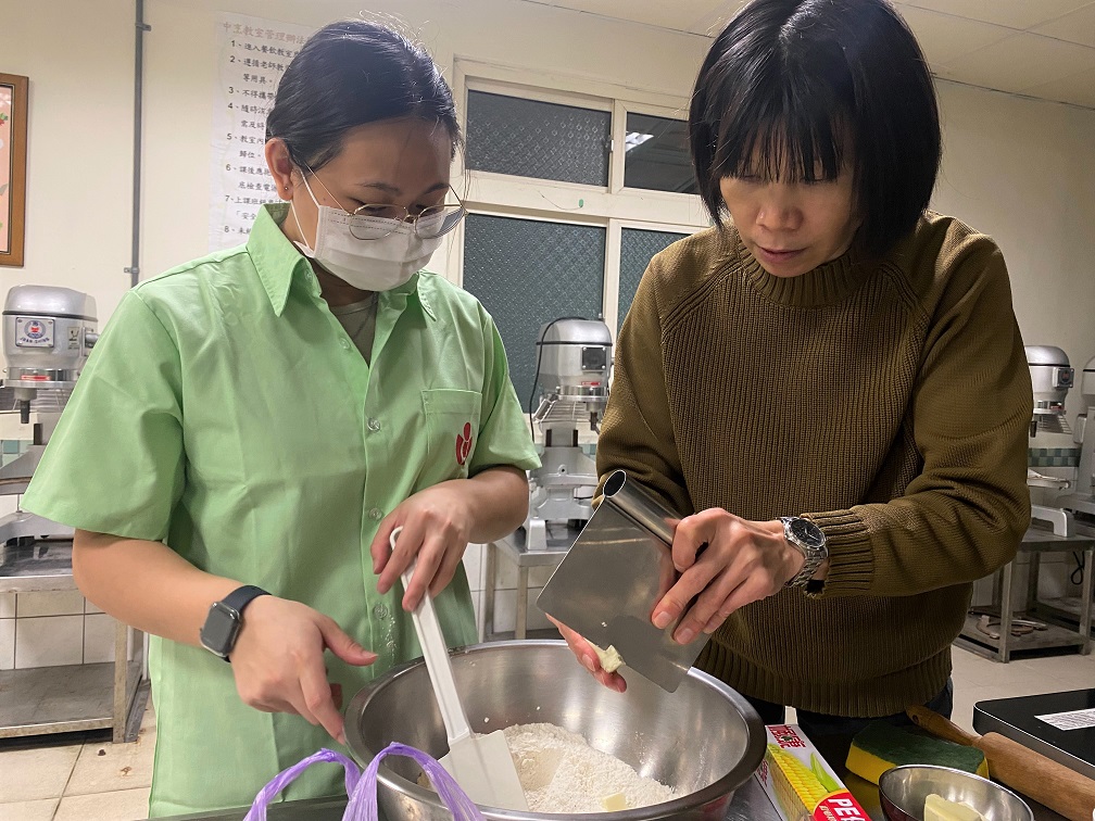 醒吾高中旅遊事務科梁宜真同學(左一)去年獲獎,孝順的她白天在麵包店打工,晚上則在進修學習