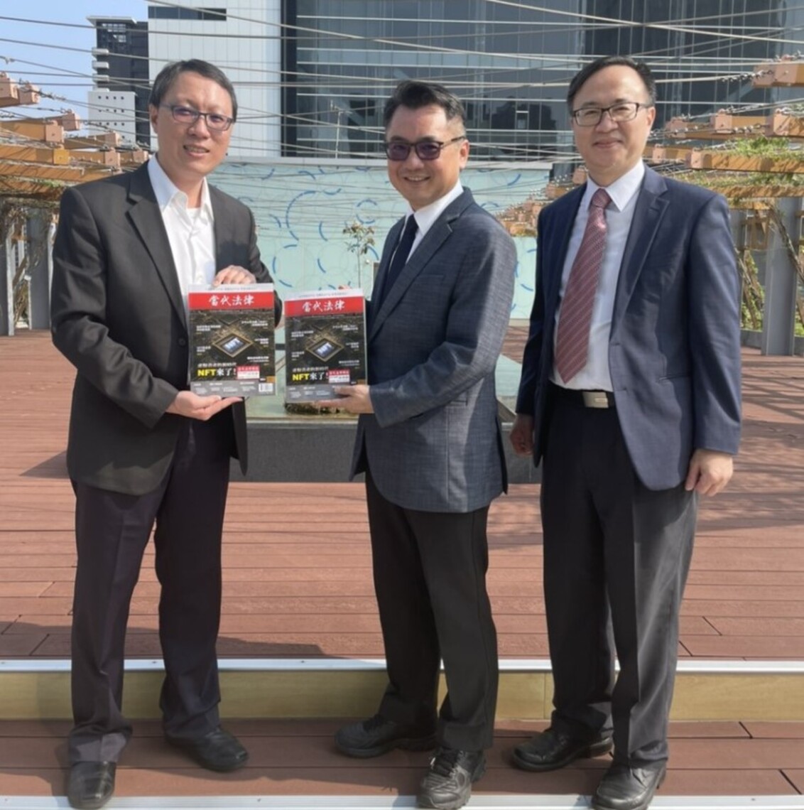 「當代法律雜誌」贈書 高雄市圖書總館頒狀感謝