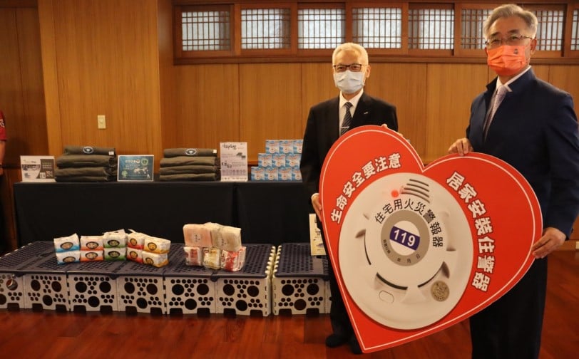 可能是 2 個人和室內的圖像