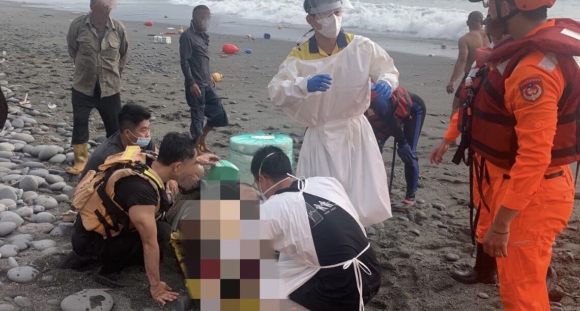 膠筏遭大浪衝擊翻覆3人落水 海巡及警消合力救援2生1死