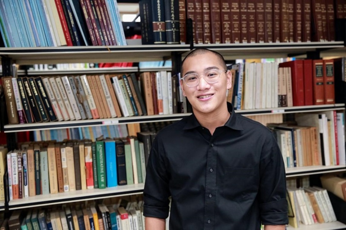 高雄大學財法系碩士生 排灣族謝懷寬     非典型法律人 揮別跆拳道黑帶3段 改披律師袍