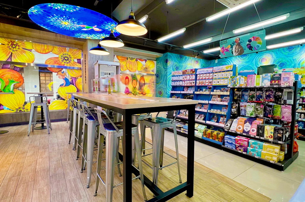 萊爾富幾米3號店的休憩用餐區設計不小空間,門市內隨處都可看到幾米繪本元素,各個角落都好拍。