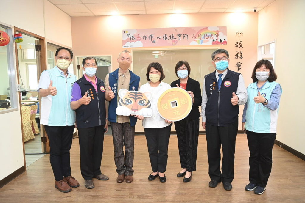 合照_市長與黃聲仁理事長(左三)及張美美副署長(右三)及徐文志理事長(右二)