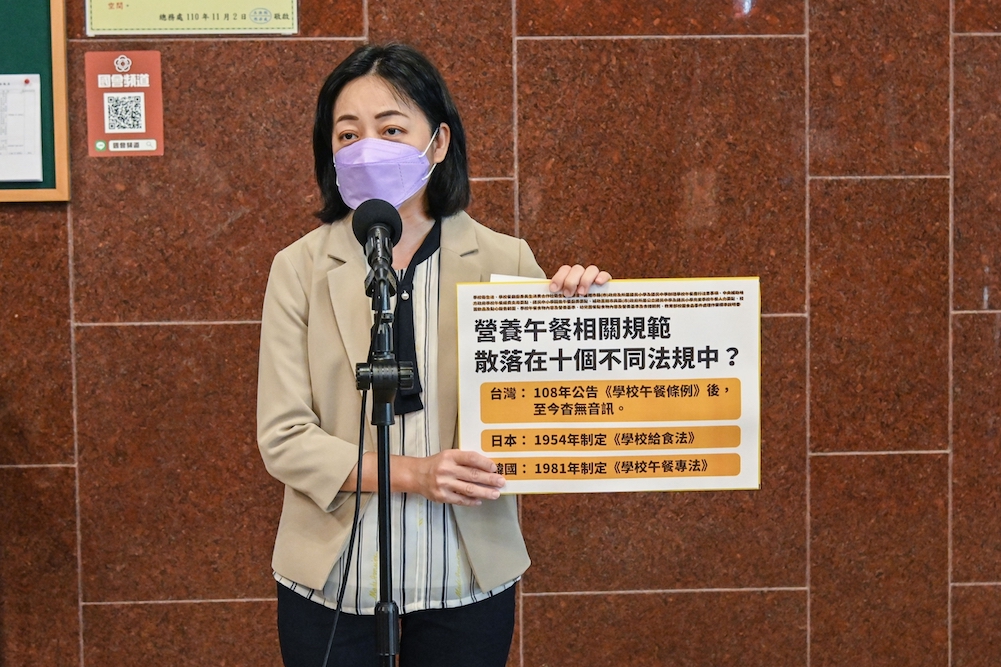 營養午餐缺少統一管理?王婉諭揭:三年內7000件食物中毒! 80 時代力量立委王婉諭4月13日揭露,學童食用營養午餐發生疑似食物中毒事件,三年內約有7000件。