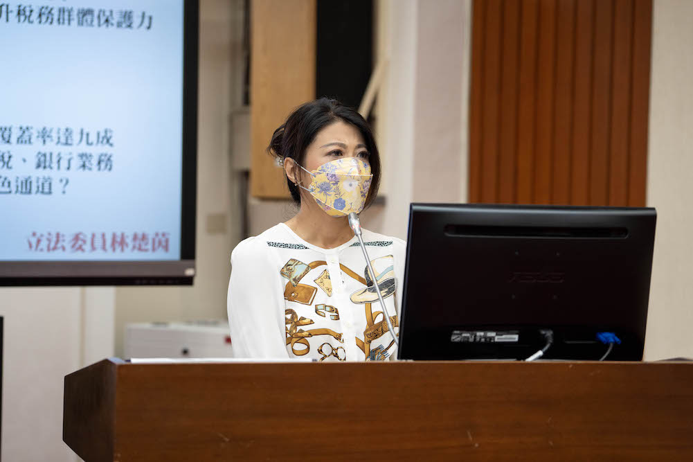 報稅季來到 林楚茵要財政部提高稅務人員第三劑覆蓋率 72 民進黨立委林楚茵4月13日於立法院財政委員會質詢,呼籲財政部提高稅務人員的第三劑覆蓋率。財政部長蘇建榮承諾七月底前到達70%。