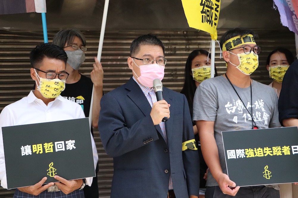 「被消失」的李明哲要回來了!陸委會告知家屬做好返台準備 74 前民進黨黨工李明哲前往中國大陸,遭指控觸犯顛覆國家政權罪,台灣民間團體不停聲援,要求中共釋放李明哲。