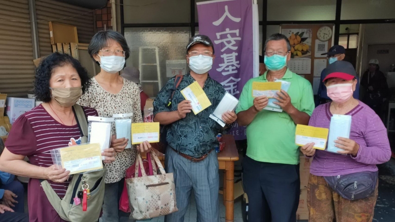 為提升寒士疫苗施打率 人安贈愛心物資包
