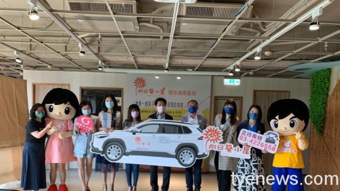 鄭寶清董事長右4 號召各界支持桃園勵馨購置向日葵行動車