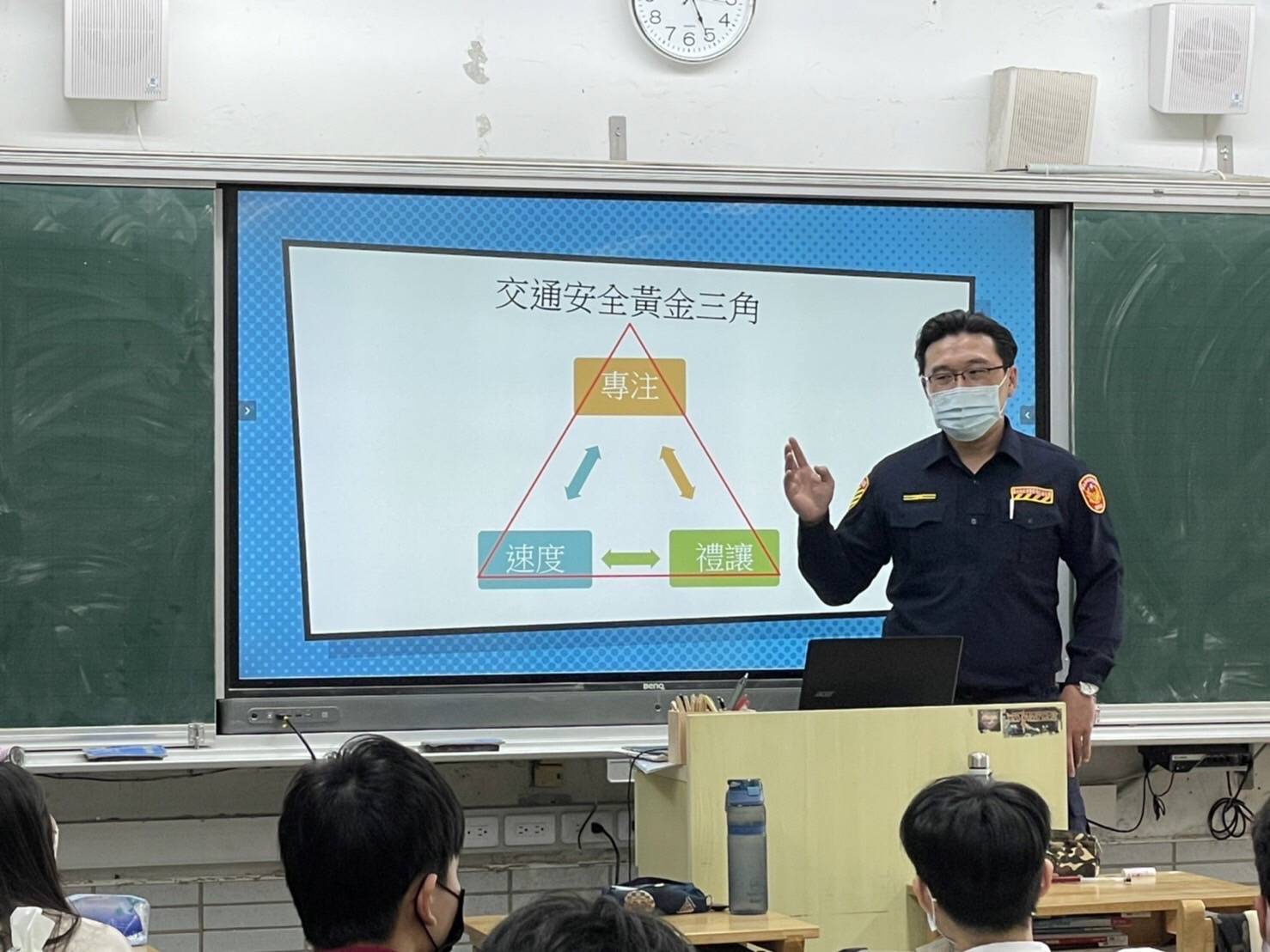 圖片說明:南港分局配合第二季專案主題,前往南港高中向以步行或腳踏車為主要交通方式的學生族群進行交通安全宣導。(記者林鈞澤翻攝)