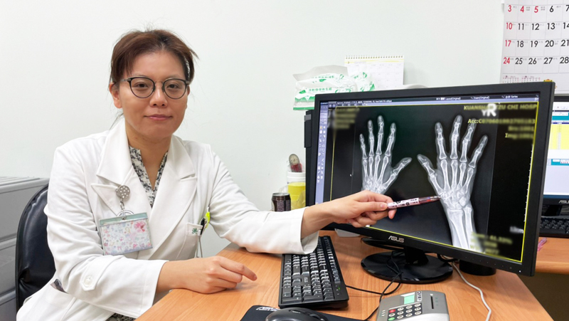 圖說照片:洪明理醫師提醒,類風濕性關節炎需要終生治療,患者應定期回診規律用藥,才能維持良好的生活品質。