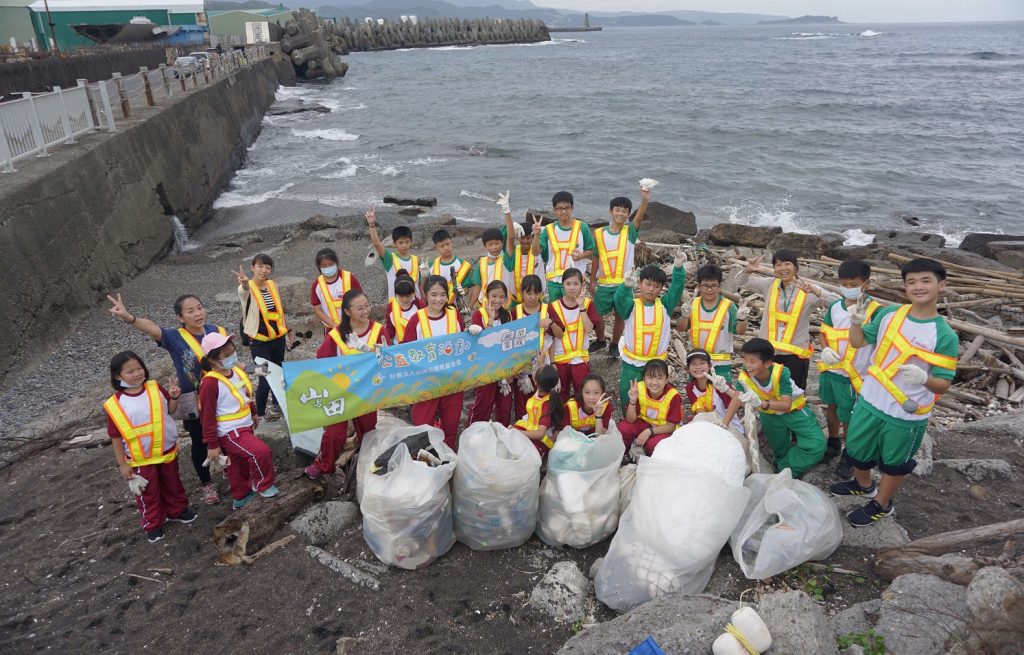 三芝國中帶領學生在和平公園進行淨灘活動,維護海灘的清潔