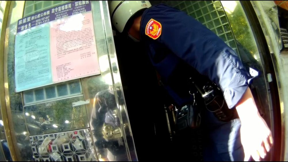 員警護送李男返家