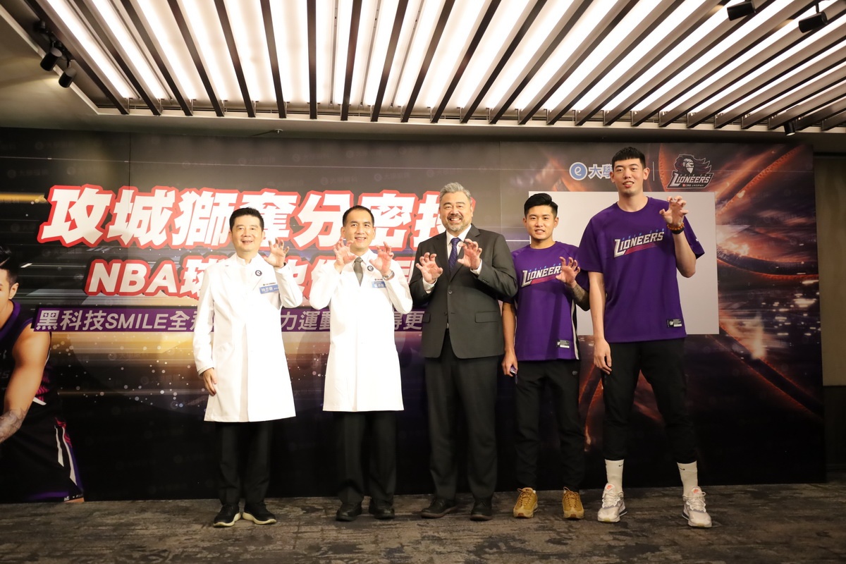 由左至右為大學眼科集團林丕容總院長、新竹大學眼科張沛瑞院長、新竹街口攻城獅高景炎總經理、新竹街口攻城獅林明毅球員、新竹街口攻城獅容毅燊球員 (2)