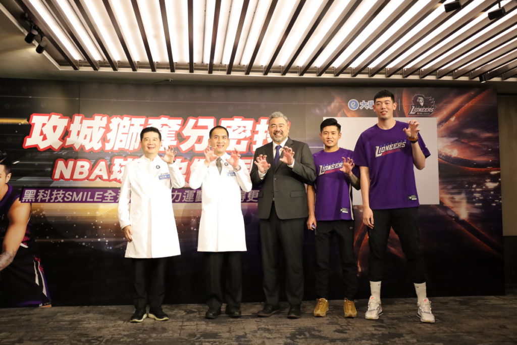 由左至右為大學眼科集團林丕容總院長、新竹大學眼科張沛瑞院長、新竹街口攻城獅高景炎總經理、新竹街口攻城獅林明毅球員、新竹街口攻城獅容毅燊球員 (2)