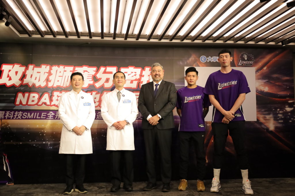由左至右為大學眼科集團林丕容總院長、新竹大學眼科張沛瑞院長、新竹街口攻城獅高景炎總經理、新竹街口攻城獅林明毅球員、新竹街口攻城獅容毅燊球員