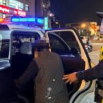 ▲92歲張姓阿嬤出門散步卻迷途街頭,員警以巡邏車載著阿嬤,依照提供的路名沿路尋找阿嬤家 (圖/台中市警察局 提供)