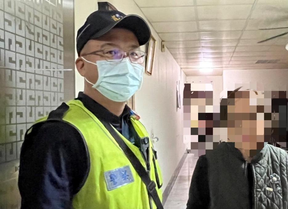 ▲歷經沿路搜尋,員警終於將阿嬤平安送到家 (圖/台中市警察局 提供)