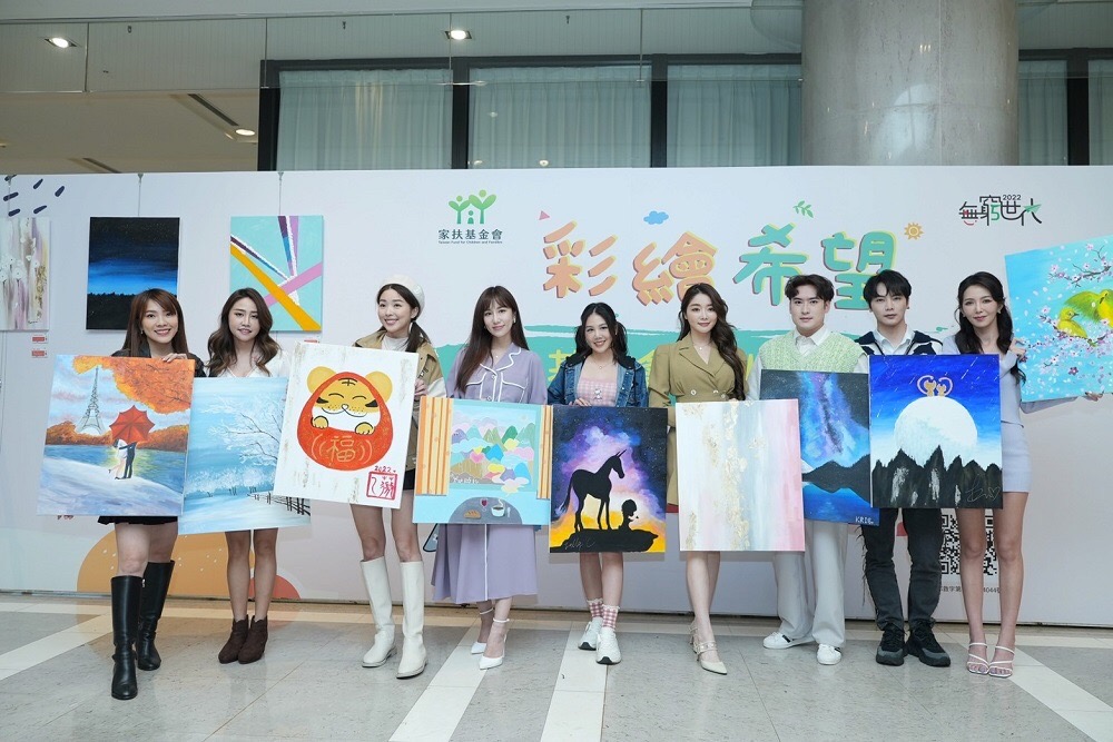 ▲星友齊獻畫助家扶。(圖/古曜威提供)
