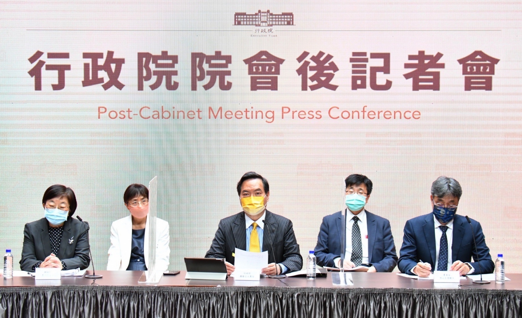 行政院又1人確診 檢出前曾出席立法院公聽會 66 行政院又1人確診 驗出前曾出席立法院公聽會