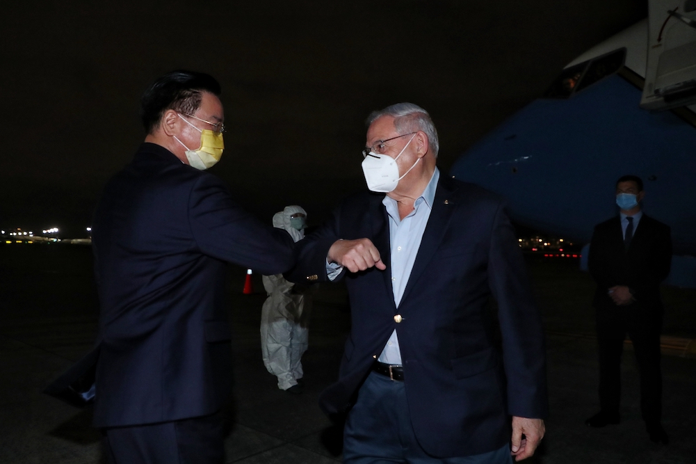 美國參議員短暫訪台 成員跨外交國安 將觸及台美關注議題 68 美國參議員訪團4月14日晚間抵台,外交部長吳釗燮親自接機,與對方碰肘致意。