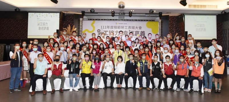 嘉市表揚111年模範勞工黃敏惠感謝勞工朋友辛苦付出