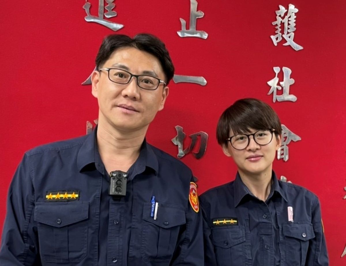 圖片說明:步行不慎跌倒男子,康寧派出所巡佐于秉庭(左)、警員廖芳兪(右)救援護送返家。(記者宋紹誠翻攝)