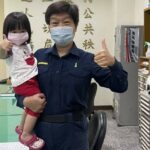 ▲小女娃每天都要到派出所前面散步，還學警察婆婆比出「讚！」 (圖/台中豐原分局 提供)