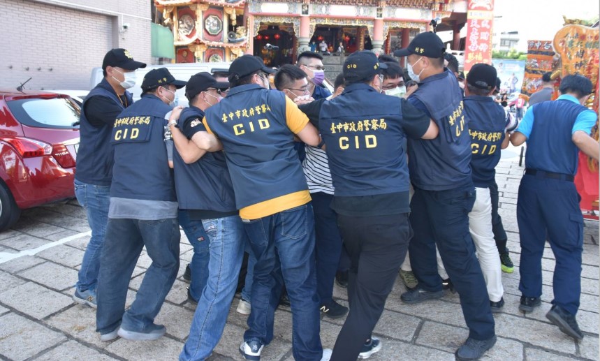 ▲烏日警分局實施防搶轎演練－警方與搶轎民眾對峙、推擠   (圖/台中市烏日分局 提供)
