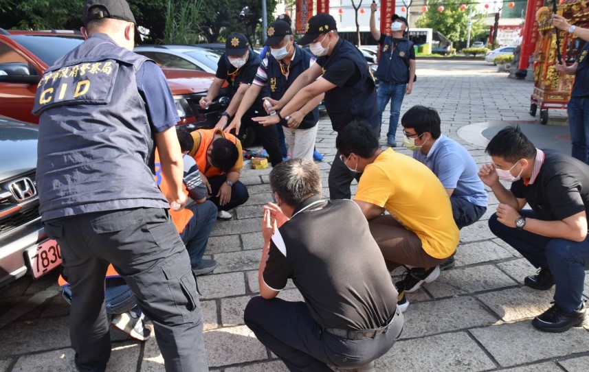 ▲烏日警分局實施防搶轎演練－警方以優勢警力將搶轎民眾強勢壓制逮捕  (圖/台中市烏日分局 提供)